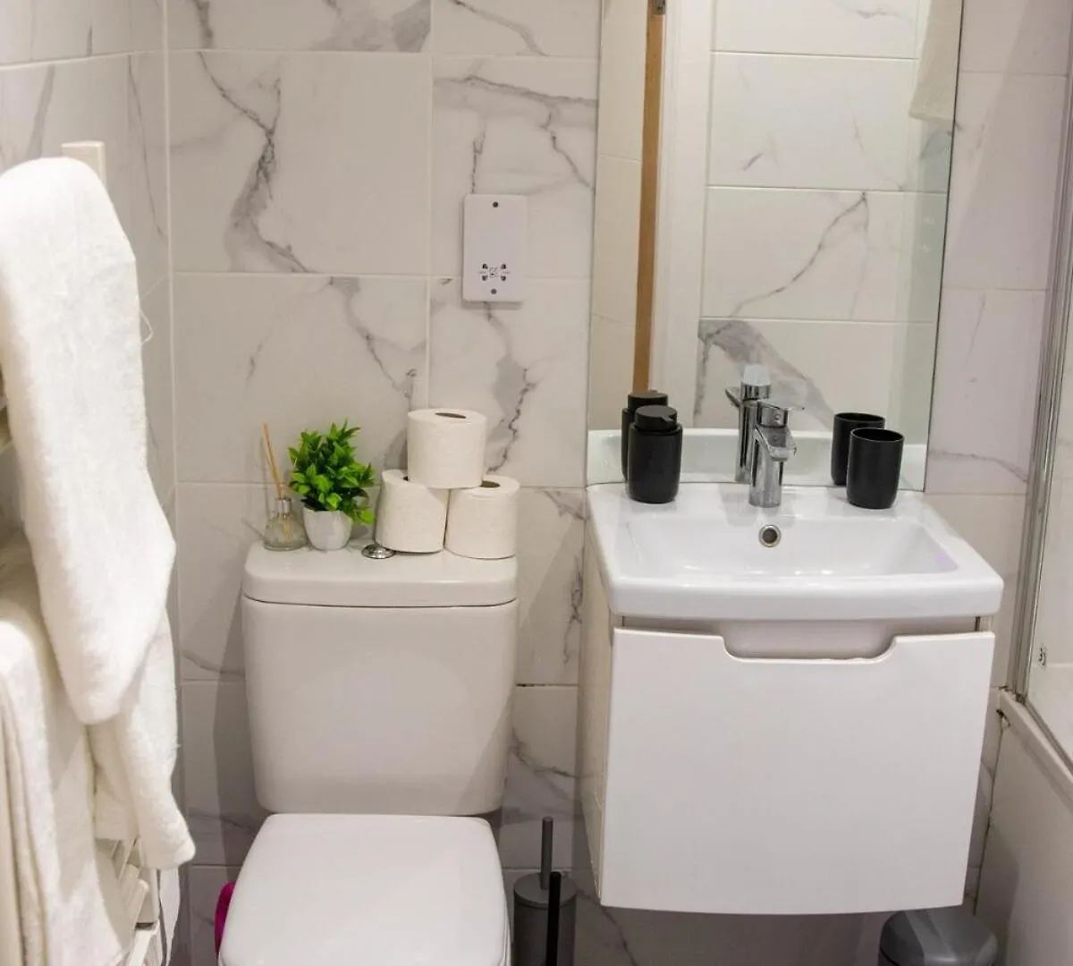 Luxury 1BR Flat Near Heathrow Apartment Harmondsworth